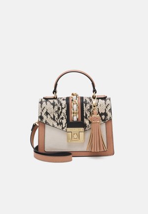 Sac à main structuré avec une base beige, un rabat à motif serpent, une quincaillerie dorée et un accent de pompon. Comprend une bandoulière amovible.