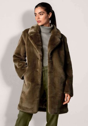 MADELEINE, MADELEINE MANTEL WEBPELZMANTEL IN OVERSIZE-FORM - Winter coat - reed
