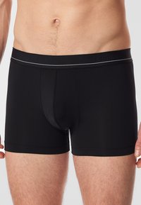 Boxer da uomo neri realizzati in un tessuto liscio e elastico, con una larga vita elasticizzata che presenta un logo discreto e dettagli di cucitura a contrasto.