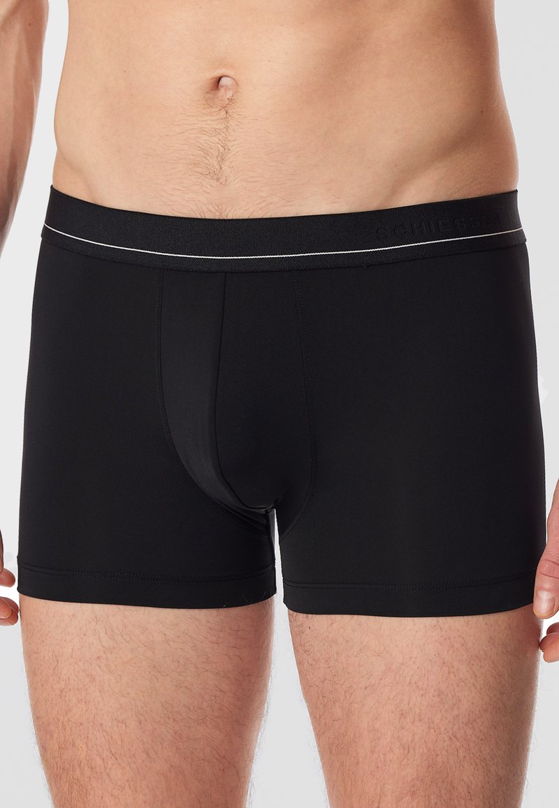 Boxer da uomo neri realizzati in un tessuto liscio e elastico, con una larga vita elasticizzata che presenta un logo discreto e dettagli di cucitura a contrasto.