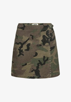 Kamuflāžas džinsa svārki ar pieguļošu jostasvietu un A formas siluetu. Ar sānu sprādzes detaļu un dažādām zaļu, brūnu un melnu rakstu kombinācijām.