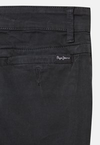 Černé denimové kalhoty s běžným střihem, jemnou texturou a zadní kapsou se šitým štítkem Pepe Jeans.