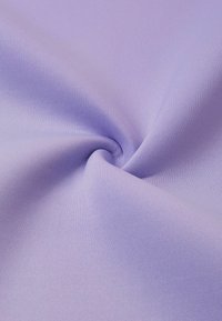 Jasnofioletowa tkanina o miękkiej, teksturowanej powierzchni, charakteryzująca się gładkim, elastycznym wykończeniem i subtelnym prążkowanym wzorem.