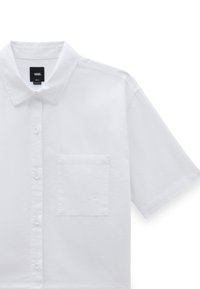Camisa blanca de manga corta hecha de algodón, con un cuello clásico, cierre de botones, un bolsillo en el pecho y una textura suave.