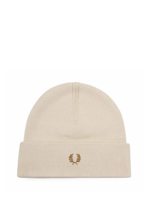 Gorro beige de punto con puño doblado que presenta un pequeño logo marrón de corona de laurel centrado en la parte frontal.