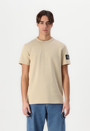 Calvin Klein Jeans BADGE TEE - Βασικό μπλουζάκι - beige