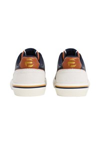 Zapatillas con parte superior azul marino, detalles en cuero marrón y talón de gamuza beige. Cuenta con una suela de goma con una franja azul y dorada en la base.