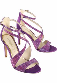 Sandali con tacco alto in satin viola con cinturini incrociati, decorati con strass multicolori e design aperto sulla punta. Interno con accenti dorati.