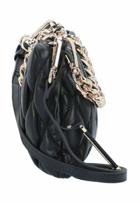 Borsa a tracolla in pelle trapuntata nera con finitura lucida, dotata di una tracolla in catena dorata e hardware neri.