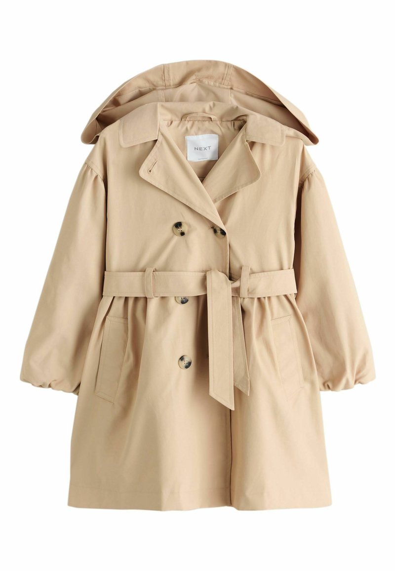 Trench beige con cappuccio, bottoni doppiopetto, maniche a sbuffo elasticizzate, cintura con fiocco e tasche laterali, realizzato in materiale leggero.