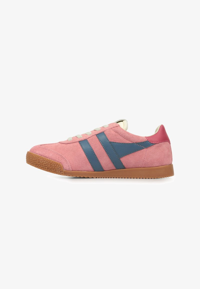 Sneaker in suede rosa con strisce blu, lacci color crema e suola in gomma testurizzata. Accentuate da un cappuccio rosa sul tallone. Design a profilo basso.