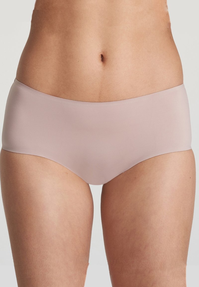 Panties hipster sin costuras de color rosa claro con un acabado suave y cinturilla elástica. Presentan un diseño minimalista sin costuras visibles ni patrones.