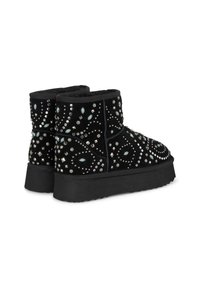 Schwarze Wildleder-Stiefeletten mit einer strukturierten Oberfläche, verziert mit silbernen und türkisfarbenen Nieten in spiralförmigen Mustern an den Seiten. Dicke schwarze Sohle.