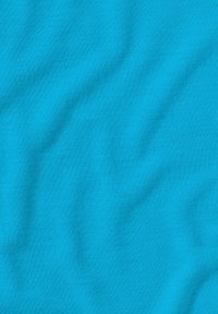 Φωτεινό μπλε ύφασμα με διακριτικές πτυχές και λεπτή υφή πλέξης, ομοιόμορφα φωτισμένο πάνω σε απλό φόντο.