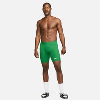 Pantaloni sportivi verdi realizzati in tessuto elasticizzato con un design aderente. Presentano un logo Nike sulla gamba sinistra. Indossati con calze bianche e ciabatte.