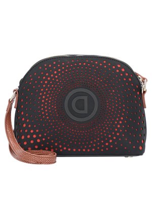 Černá polokruhová kabelka přes rameno s červeným perforovaným vzorem, středovým kruhovým logem a hnědým texturovaným nastavitelným popruhem.
