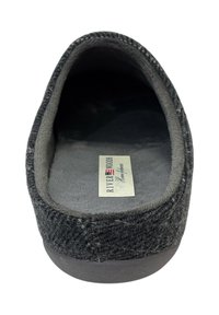 Zwarte vilten slipper met een zachte binnenkant. Ronde vorm, stevige grijze zool en gestikte randen. Bevat een rechthoekig logo-label aan de binnenkant.