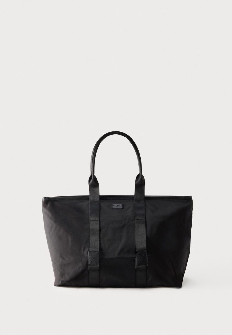 Μαύρη μεγάλη τσάντα ώμου με δύο ιμάντες, ορθογώνιο σχήμα και διακριτική ετικέτα μάρκας στο εμπρόσθιο μέρος, με φόντο απλό λευκό.