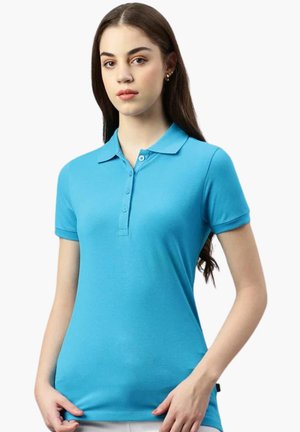 Polo shirt azzurro chiaro con colletto, maniche corte e pattina con tre bottoni. Realizzato in tessuto morbido e elasticizzato.