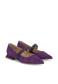 Scarpe Mary Jane in suede viola con punta affusolata, tacco a blocco basso e una fascia decorativa di perline sulla parte superiore del piede. Fodera interna liscia.