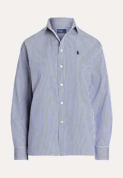 Camisa de manga larga con botones, de rayas verticales azules y blancas, con cuello y pequeño logo bordado en el pecho izquierdo.