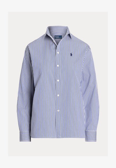 Camisa de manga larga con botones, de rayas verticales azules y blancas, con cuello y pequeño logo bordado en el pecho izquierdo.