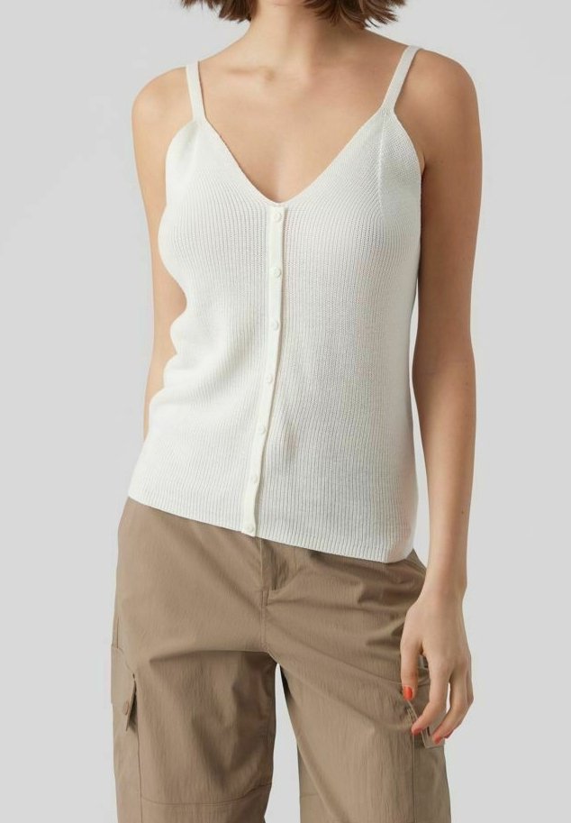 Canottiera bianca a coste con scollatura a V, con fronte a bottoni e spalline sottili. Abbinata a pantaloni cargo marrone chiaro.