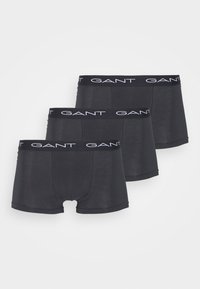 Trei perechi de boxeri gri închis cu talie neagră, având logo-ul alb "GANT". Textură netedă și design clasic.