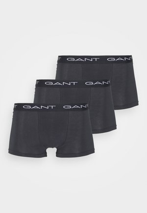 Tri pari temno sivih boksaric z črnim pasom, ki ima bel logotip "GANT". Gladek material in tradicionalna oblika.