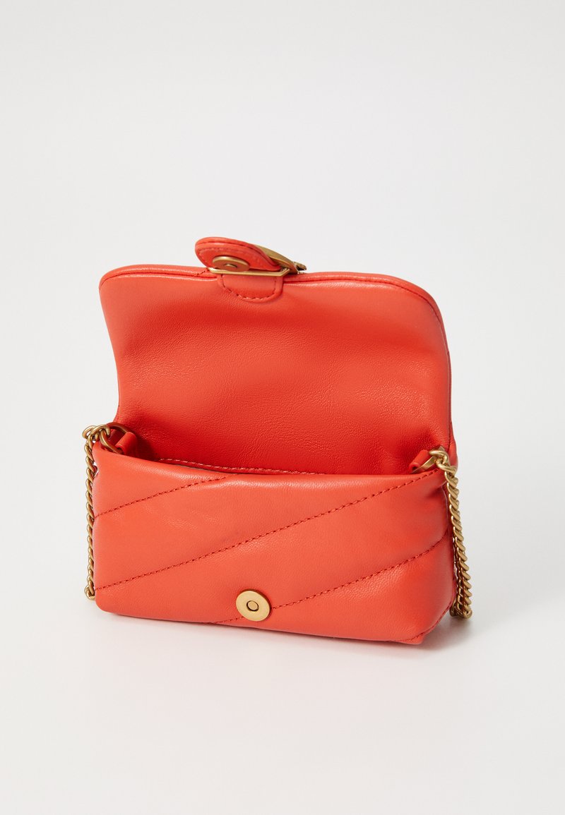 Röd lädercrossbody-väska med chevronm�önster, guldhardware och kedjestropp. Klaffen öppnas till ett matchande röd innervägg.