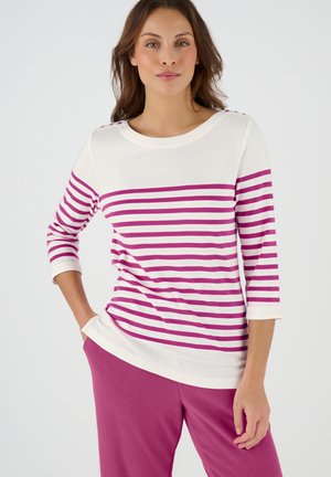 Gestreepte long-sleeve top in crème en fuchsia. Heeft brede horizontale strepen en knopen op de schouder. Zacht materiaal met een ronde halslijn.