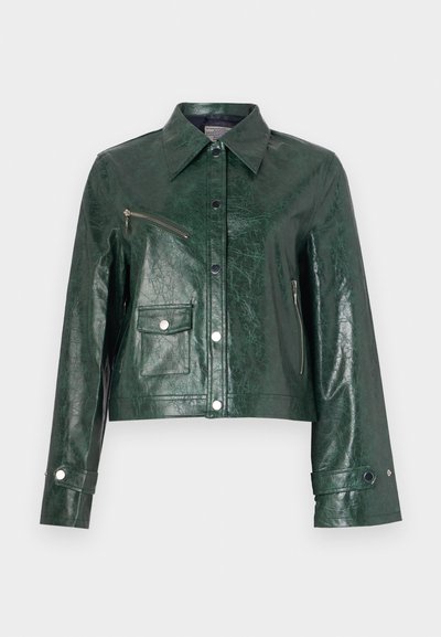 Giacca in pelle cropped verde con finitura lucida, caratterizzata da un colletto appuntito, tasca sul petto con zip e polsini con bottone a pressione. Dettagli superficiali testurizzati.