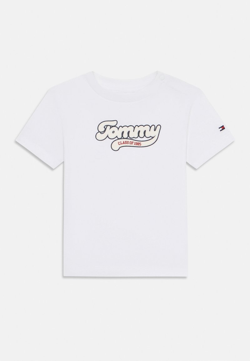 Weißes Baumwoll-T-Shirt mit dem Aufdruck "Tommy CLASS OF 1985" in einem stilisierten Design. Kurze Ärmel mit Logo-Akzenten auf dem linken Ärmel.