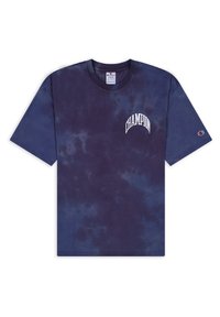 Camisa de algodón de color azul marino con efecto tie-dye, que presenta un cuello redondo, mangas cortas y un logo blanco de "CHAMPION" en el pecho.