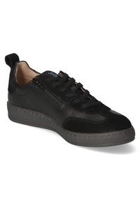 Schwarzer Sneaker mit einem Obermaterial aus Leder und Wildleder, ausgestattet mit einem Reißverschluss und kontrastierenden Schnürsenkeln, auf einer strukturierten grauen Gummisohle.