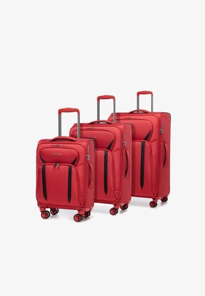 Das rote Gepäckset umfasst drei Größen. Hergestellt aus strapazierfähigem Stoff mit schwarzen Akzenten, ausgestattet mit Reißverschlüssen, Fronttaschen und drehbaren Rollen.