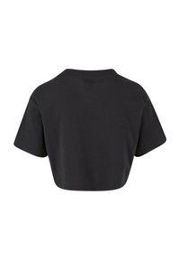 Krátký černý tričko s krátkým rukávem, kulatým výstřihem a hladkým povrchem. Má jednoduchý, čistý design bez ozdob.