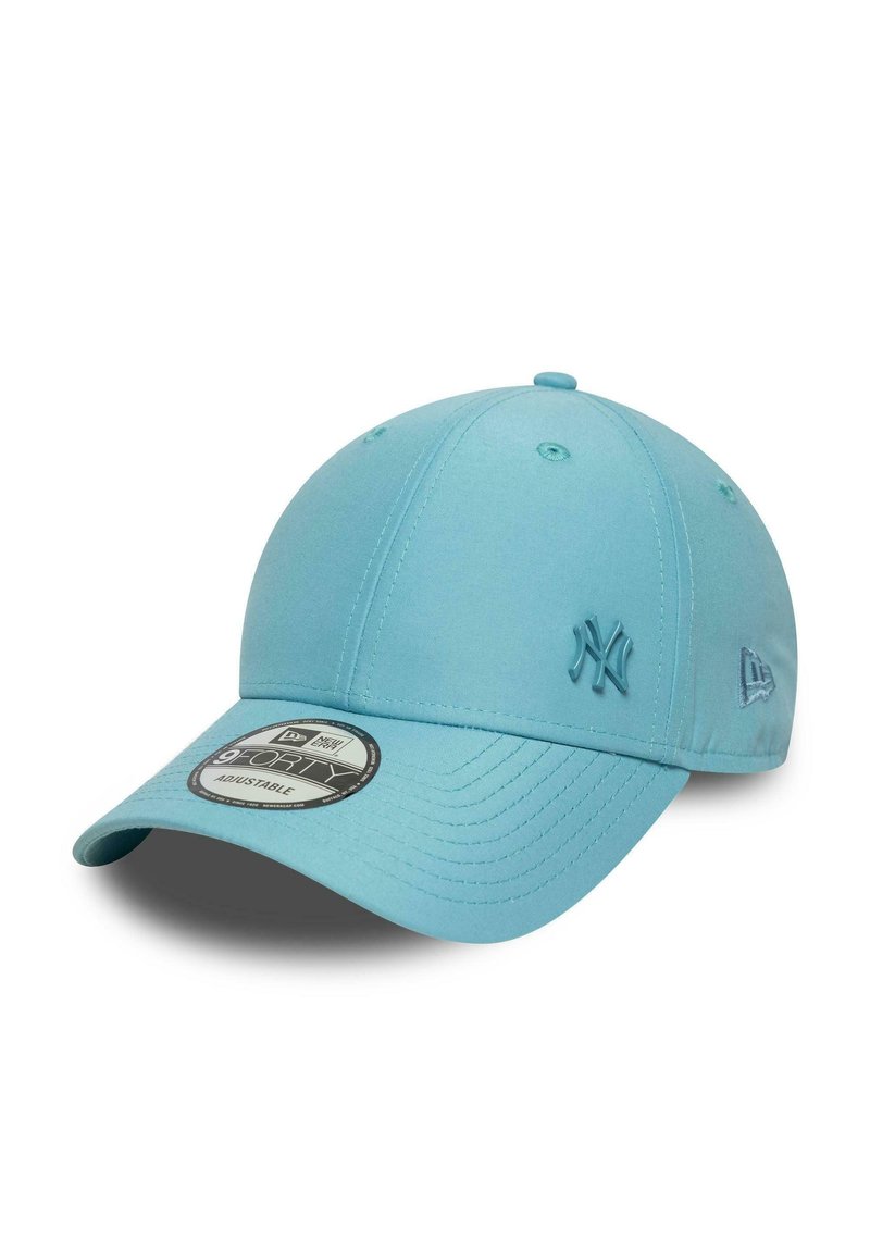 Una gorra de béisbol ajustable de color azul claro, con una corona redondeada, que cuenta con un logotipo bordado en relieve en la parte delantera y un visor plano.