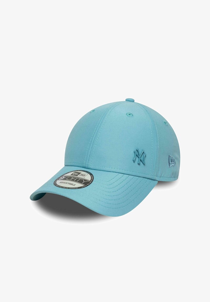 Una gorra de béisbol ajustable de color azul claro, con una corona redondeada, que cuenta con un logotipo bordado en relieve en la parte delantera y un visor plano.