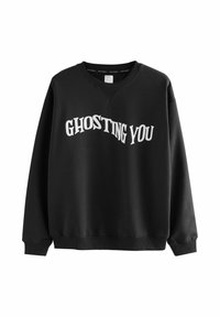Černá mikina vyrobená z bavlněné směsi, s širokým kulatým výstřihem, dlouhými rukávy a bílým textem "GHOSTING YOU" na hrudi.