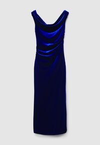 Samt-Abendkleid in Dunkelblau mit Wasserfallausschnitt, taillierter Silhouette und gerafften Details an der Seite. Glatte Textur.