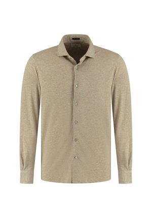 Beige langemouwen overhemd van zachte stof, met een button-down kraag, voorknopen en een subtiel logo op de borst.