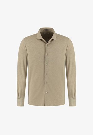 Camicia beige a maniche lunghe realizzata in tessuto morbido, con colletto button-down, bottoni frontali e un logo discreto sul petto.