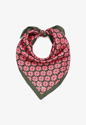 Groene sjaal met roze bloemenmotief, driehoekige vorm, zijdeachtige textuur, aan de bovenkant geknoopt, met een logo in de onderste hoek.