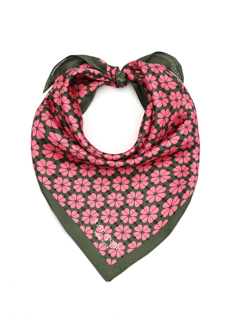Sciarpa verde con motivo floreale rosa, forma triangolare, texture setosa, legata in cima, con un logo nell'angolo in basso.