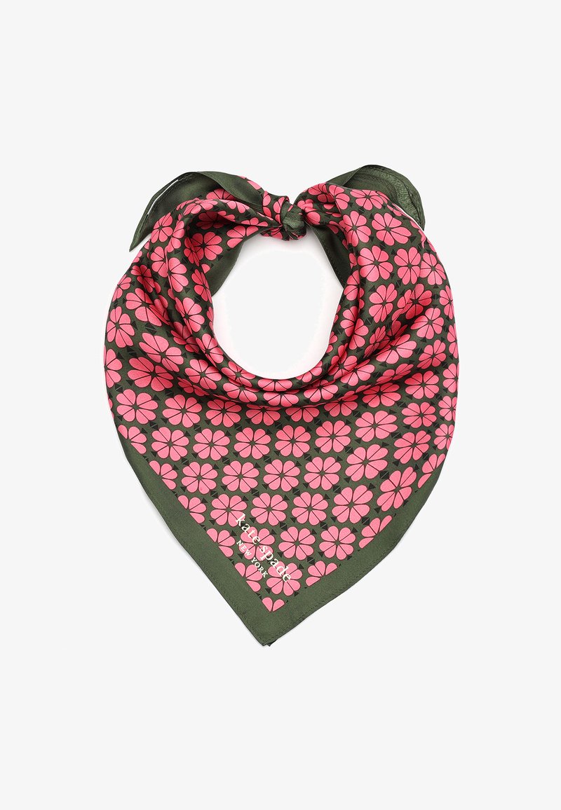 Écharpe verte avec un motif floral rose, de forme triangulaire, texture soyeuse, nouée en haut, avec un logo dans le coin inférieur.