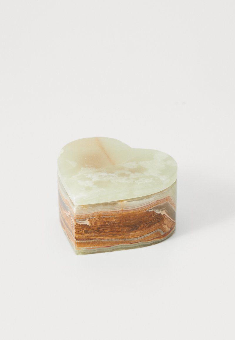 Sirds formas kaste, izgatavota no slāņainas zaļas un brūnas akmens, ar gludām virsmām un pulētu apdari, kurā redzami dabiski raksti.