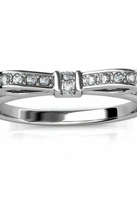 Anello d'argento a forma di fiocco, con piccoli gemme trasparenti lungo la fascia e una sezione centrale decorata con pietre più grandi.