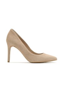 Beżowe zamszowe szpilki z ostro zakończonym noskiem, gładką teksturą i smukłym obcasem typu stiletto. Minimalistyczny design bez widocznych wzorów czy akcentów.