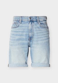 Ανοιχτό μπλε τζιν σορτς με γυρισμένα μανίκια, εμπρόσθιο κουμπί, φερμουάρ και σχεδιασμό με πέντε τσέπες σε λευκό φόντο.